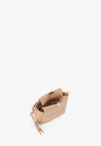 Borsa a mano in pelle color cuoio con forma strutturata, dettagli in metallo dorato e chiusura superiore. L'interno presenta più scomparti.