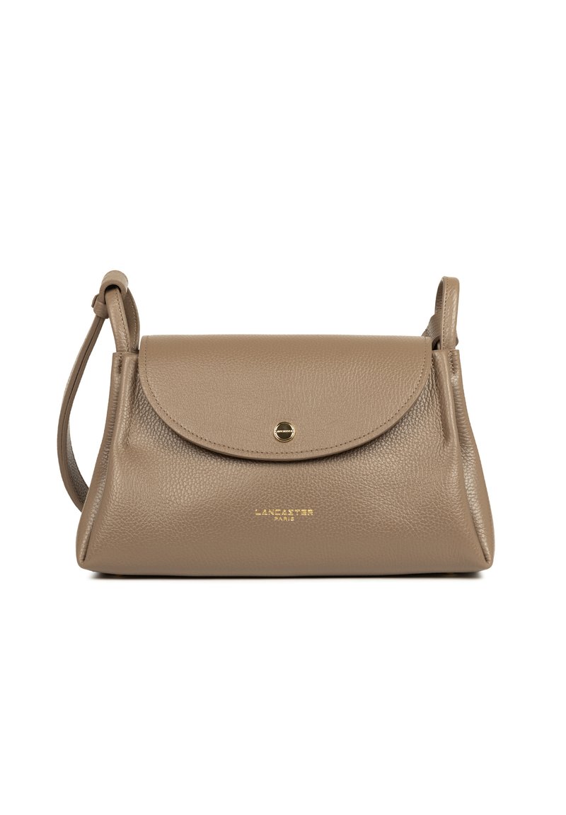Borsa a spalla in pelle taupe Lancaster Paris con chiusura a patta e tracolla regolabile su sfondo bianco.
