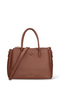 Bruine leren handtas met textuur, twee handvatten aan de bovenkant, afneembare schouderriem, ritssluiting en een logo-accent in goudkleur aan de voorkant.