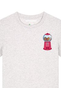 Graues T-Shirt mit einem bunten Kaugummiautomaten-Design auf der linken Brustseite. Kurze Ärmel, runder Halsausschnitt. Weiches Baumwollmaterial.