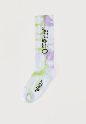 Yksi yksittäinen nilkkasukka, jossa vihreä ja violetti batikkikuvio, "Off-White"-teksti painettuna pystysuunnassa ja lähellä varvasta.