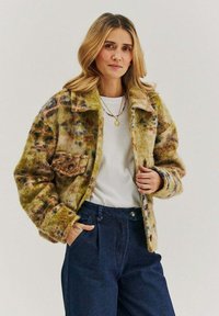 Fleece bunda v zelené a hnědé barvě s vzorovaným designem, límcovým výstřihem, dvěma předními kapsami a volným střihem.