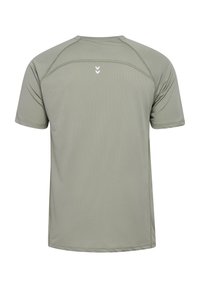 Maglietta sportiva verde chiaro, maniche corte, texture liscia, scollatura rotonda, con logo bianco sul retro e cuciture piatte.