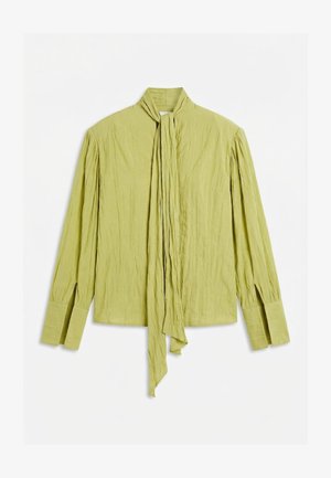 Blusa verde chiaro a maniche lunghe con collo alto, pieghe sul davanti e una lunga cravatta stretta che pende al centro.