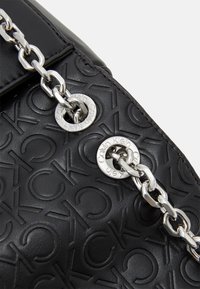 Calvin Klein LOCK CROSSBODY - Torebka