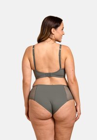 Ensemble de lingerie gris composé d'un soutien-gorge lisse avec des bretelles réglables et d'une culotte taille haute assortie avec des accents en dentelle sur les côtés.