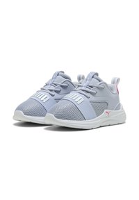 Scarpe da ginnastica grigio chiaro con tomaia in rete, suola bianca, accenti rosa a contrasto e lacci per una vestibilità sicura. Presenta il logo sul lato.