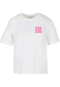 Hvit t-skjorte med korte ermer laget av bomull, med et rosa grafisk trykk som sier "BAD BABES CLUB" på venstre bryst. Enkel, avslappet passform.