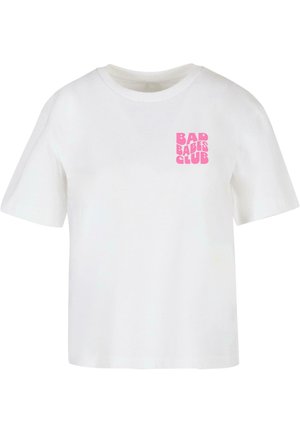 Balta īsām piedurknēm t-kreklu, izgatavots no kokvilnas, ar rozā grafisku drukājumu, kas uzrakstīts "BAD BABES CLUB" kreisajā krūtī. Vienkārša, brīva piegriezuma forma.