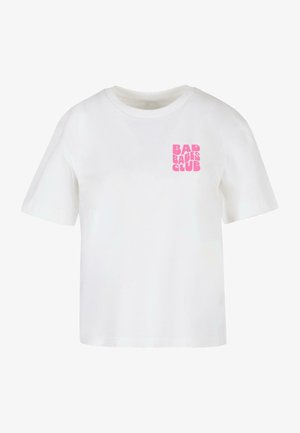 Valge lühikeste varrukatega T-särk, mis on valmistatud puuvillast, ja millel on vasakul rinnaosal roosa graafiline trükk, mis ütleb "HALBAD TITEKANDJAD". Lihtne, mugav lõige.