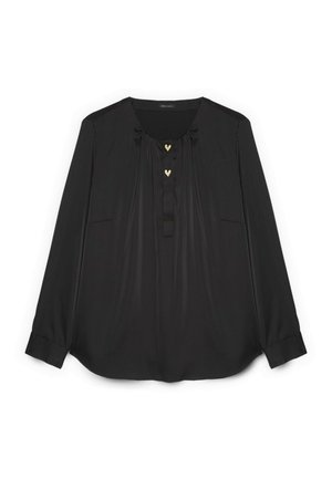 Sort bluse med lange ærmer og rund halsudskæring, to små guldhjerteknapper foran og plisserede detaljer under kraven.