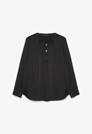 Sort bluse med lange ærmer og rund halsudskæring, to små guldhjerteknapper foran og plisserede detaljer under kraven.