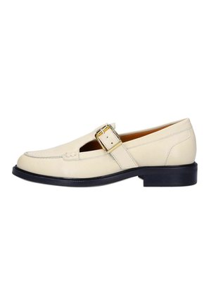 Crèmekleurige leren loafer met een gouden gespsluiting, zwarte zool en lage hak, zijaanzicht op een witte achtergrond.