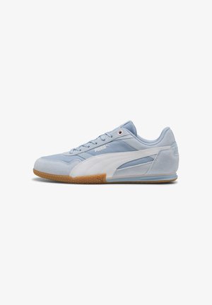 Zapatilla azul claro con acentos de gamuza y cuero blanco, diseño de cordones, tobillo acolchado y suela de goma. Logo visible en el lateral.