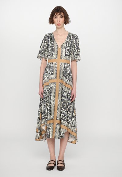 Maxi dress in patterned fabric with a V-neck. Features short sleeves, an asymmetrical hem, and beige, navy, and white tones.