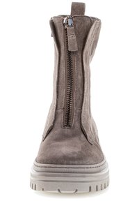 Szare zamszowe botki za kostkę z zamkiem z przodu, okrągłym noskiem i grubą gumową podeszwą. Posiadają minimalne przeszycia i uchwyt do zakładania.