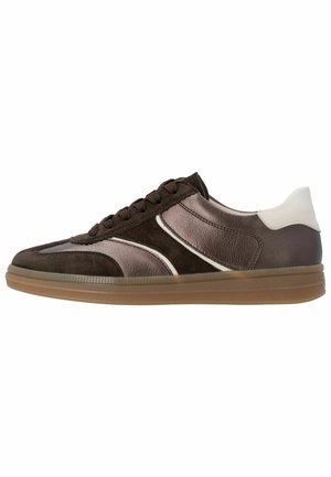 Brun sneakers med lavt snit med ruskind og læderpaneler, hvid hældetalje, hvide kantstriber, brune snørebånd og en gennemsigtig brun sål.