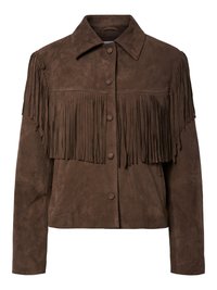 Veste en daim marron avec un design à franges sur la poitrine. Elle possède un col, une fermeture à boutons et des manches longues. Texture lisse.