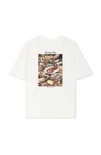 Camiseta de manga corta color crema con un diseño impreso de un abundante banquete de mariscos, incluyendo manos, copas y un texto destacado en la parte superior.