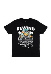 Černé tričko s bílým tučným textem "REWIND" a futuristickou ilustrační armádní robotou uprostřed v modré a oranžové barvě, s dalším textem a designem ve stylu graffiti pod ním.