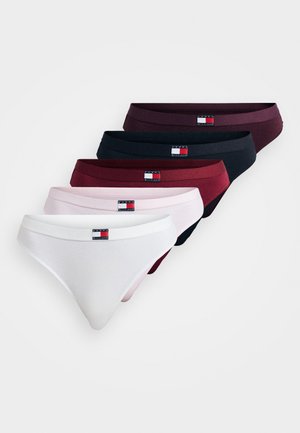 Vijf keurig gestapelde vrouwenbikini's in wit, lichtroze, rood, marineblauw en donkerpaars, elk met een klein rechthoekig logopatch.