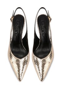Décolleté slingback in finta pelle esotica oro metallizzato, con soletta nera e accentuazione in fibbia color oro. Texture liscia.