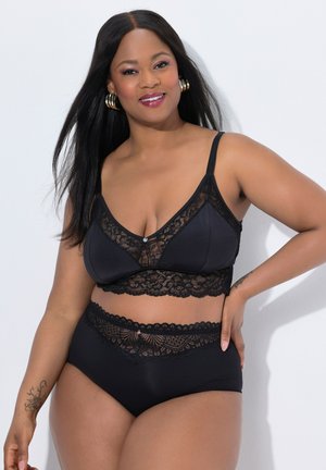 Zwarte kant bralette met zachte cups en brede kantband, gecombineerd met een hooggedragen zwart slipje met kantafwerking. Gladde stofstructuur.