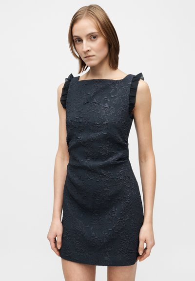 Rochie bleumarin cu model floral texturat, decolteu pătrat și detalii cu volane pe umeri. Croială strâmtă și siluetă scurtă.