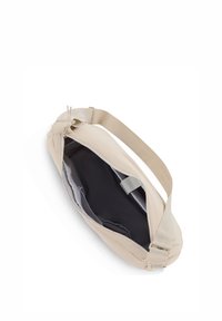 Borsa in tessuto beige con apertura con zip, dotata di una sola tracolla e rivestimento interno scuro. Texture liscia e design minimalista.