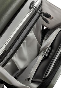 Das Innere der Laptoptasche verfügt über einen grauen Stoffbezug, eine Netztasche, Reißverschlüsse, USB-Kabel und ein gepolstertes Fach für Elektronik.