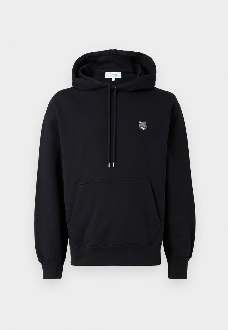 Sudadera con capucha negra hecha de tela suave, que presenta un bolsillo canguro y una pequeña cabeza de lobo bordada en el pecho.