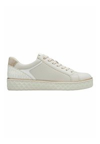 Baskets blanches avec une tige en maille texturée et cuir lisse, présentant une semelle à motif géométrique et des accents métalliques au niveau du talon.
