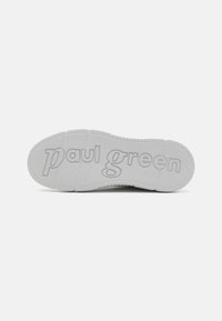 Bijela gumena podloga s teksturiranim gripom, utisnuto brendiranje "paul green", blagi zavoj na peti i istaknuti uzorci na profilu za bolju prionljivost.