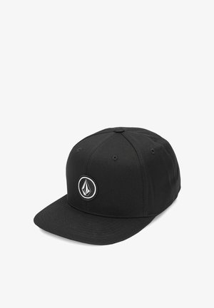 Casquette plate noire avec un logo circulaire présentant une forme géométrique blanche centrée sur le panneau avant, affichée sur un fond blanc.