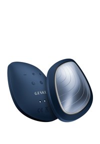 Dispositif électronique bleu avec un écran argenté brillant, de forme courbée, boutons texturés et marque sur le devant. Design ouvert pour l'utilisation.