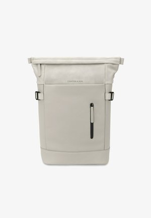 Sac à dos à rabat en matériau synthétique gris clair. Doté de bretelles ajustables, d'une poche zippée à l'avant et d'un branding subtil. Texture lisse.