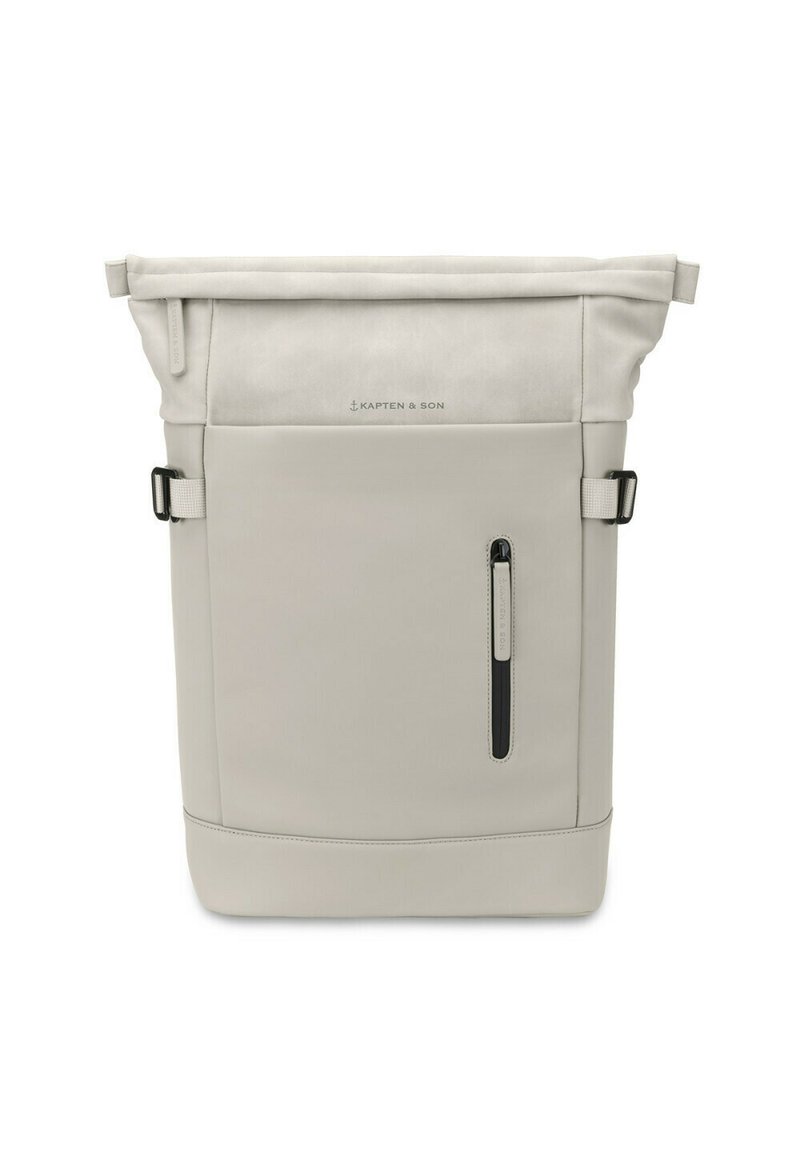 Zaino roll-top in materiale sintetico grigio chiaro. Caratterizzato da spallacci regolabili, tasca frontale con zip e branding discreto. Texture liscia.