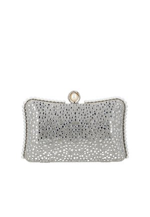 Clutch dreptunghiular argintiu decorat cu perle mici și cristale strălucitoare, având o închizătoare mare cu perlă în partea de sus.