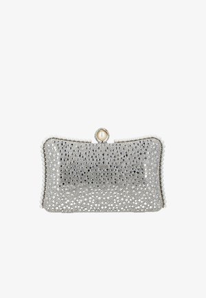 Rechthoekige zilveren clutch versierd met kleine parels en strass-steentjes, met een grote parelsluiting bovenop.