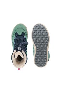 Scarpe da trekking alte con tomaia in suede verde, mesh blu scuro, fodera in pelliccia e suola in gomma grigia testurizzata con motivo decorativo.