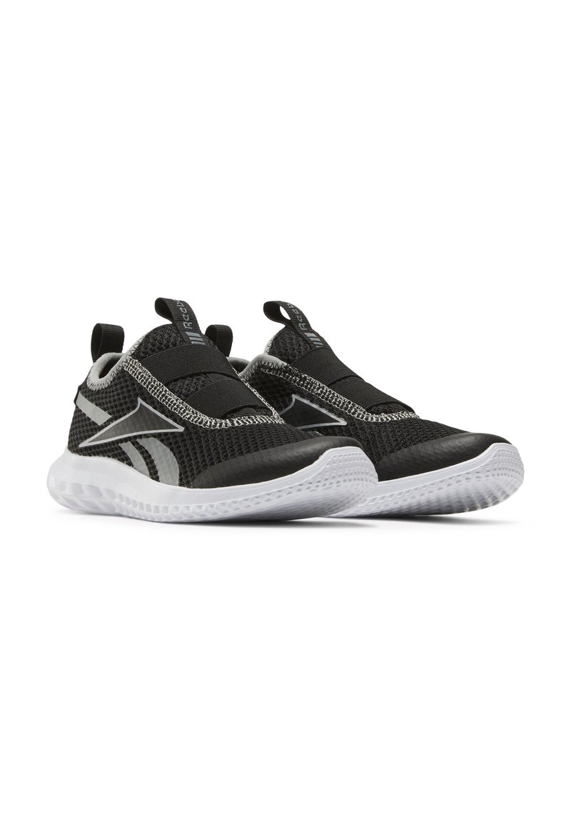 Zapatillas deportivas negras de malla tipo slip-on con suelas blancas, correas elásticas en la parte superior y tiradores en el talón y en la lengua.