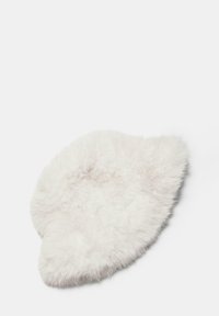 Cappello in pelliccia sintetica di un morbido color bianco, con una forma arrotondata, una superficie texturizzata e senza hardware o decorazioni visibili.