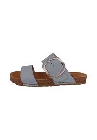 Grå faux læder slidesandal med en bred strop og en spænde. Korklignende sål med brun tekstur, flad design og minimalistisk stil.