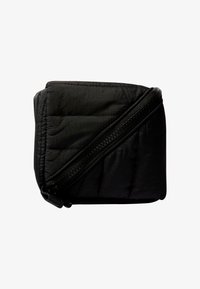 Bolso acolchado negro con una textura suave, que presenta un cierre con cremallera en el lateral y una forma rectangular compacta.