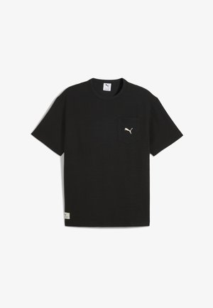Czarny t-shirt z krótkim rękawem z kieszonką, z małym białym logo Puma na piersi. Wykonany z fakturowanej bawełny.