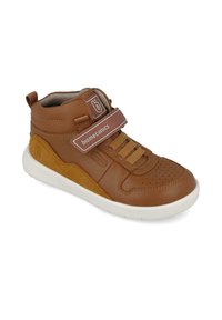 Zapatilla alta marrón con cordones beige, una tira de Velcro etiquetada como "biomecanics" y una suela blanca.