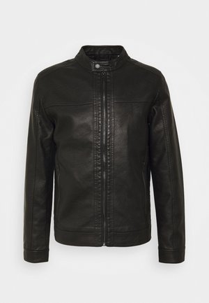 Chaqueta de cuero negro con cuello alto, cierre frontal completo y dos bolsillos laterales. Textura suave con detalles de costura mínimos.