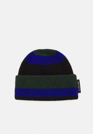 Dzianinowa czapka beanie z zielonymi, niebieskimi, czarnymi i ciemnymi paskami. Miękka faktura z wywiniętym brzegiem i małą metką marki z boku.