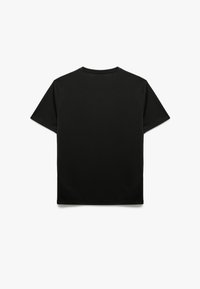 Czarna koszulka z krótkim rękawem, wykonana z gładkiego materiału, z okrągłym dekoltem i prostym, gładkim tyłem bez widocznych logo czy wzorów.