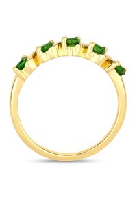 Bague en or avec cinq pierres précieuses vertes, alternant avec des accents transparents, montée sur une bande lisse. Le design est courbé et poli.